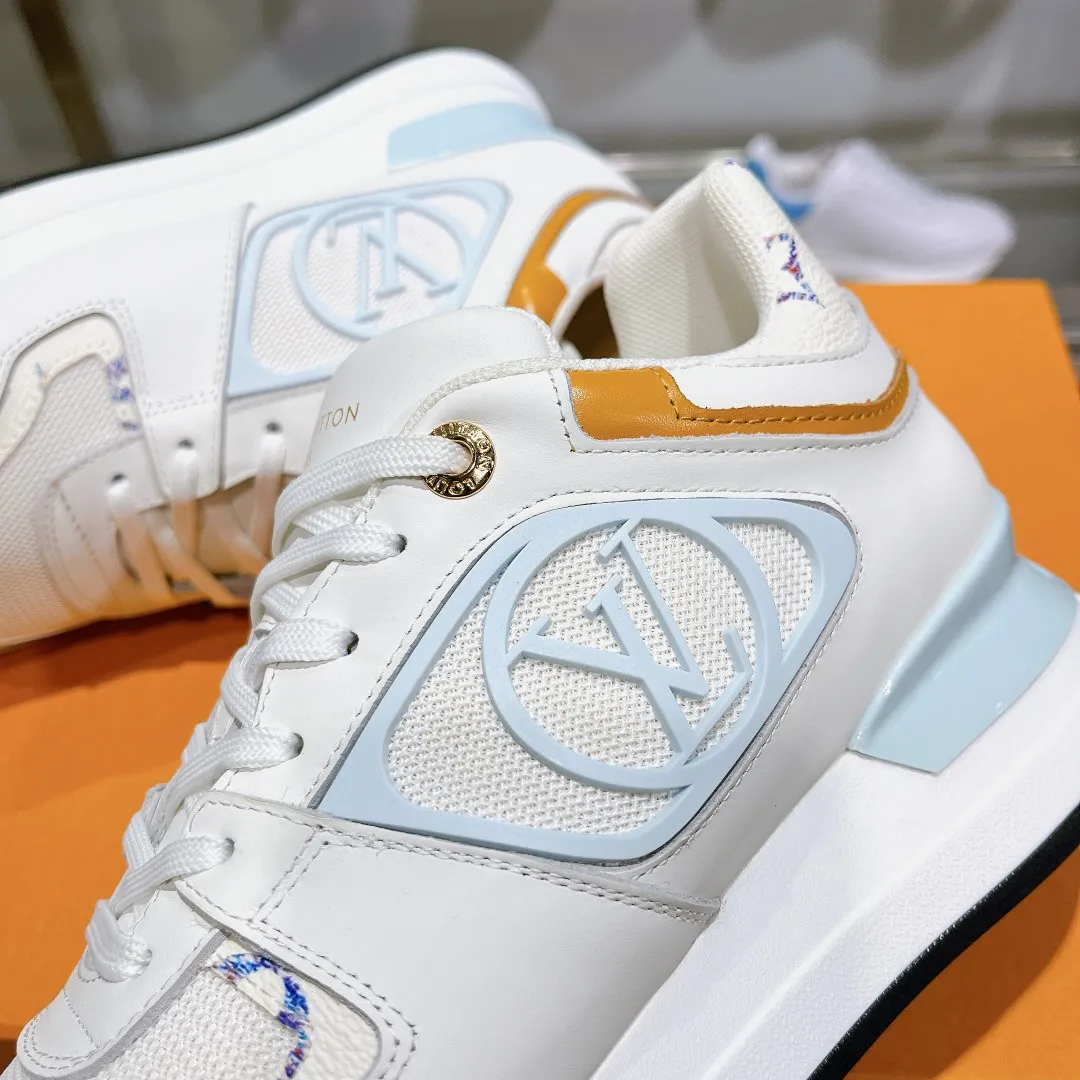 [L Family] P: 760💰Size 35-42 for women, 39-46 for men, (41.42 for women, 45.46 for men, customized) .LV Donkey Brand 🔥🔥LOUIS VUITTON Louis Vuitton's official website synchronizes the 2025 autumn and winter couple's models, which are now on the market, this Neo Run Away sneakers are inspired by running shoes, integrating LV's iconic must-have shoes into the trend. This version is a 1:1 replica of the original version. It is made of two-tone calfskin to highlight its simple lines and unique wedge outsole. Key details include the LV initials on the side and an engraved gold heel stabilizer on the back plus a 2cm hidden insole.